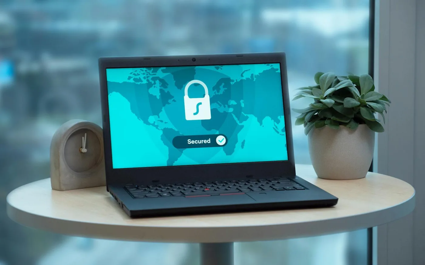 Laptop med låssymbol som illustrerar no-log VPN och digital integritet