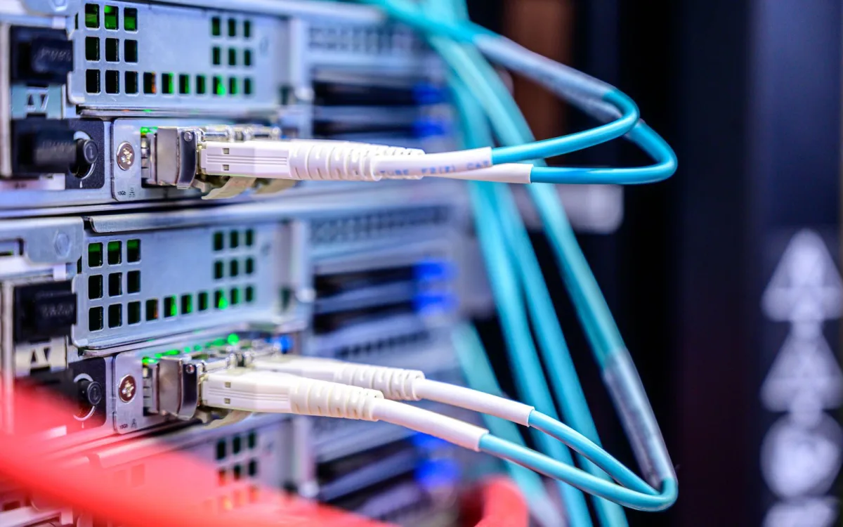 Serverrack och nätverksutrustning som illustrerar snabb VPN och låg latens