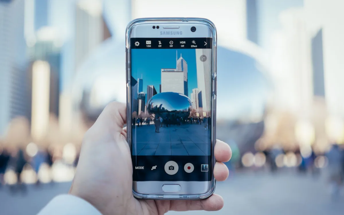 Android-telefon i handen som illustrerar VPN för Android, mobil integritet och säkrare uppkoppling