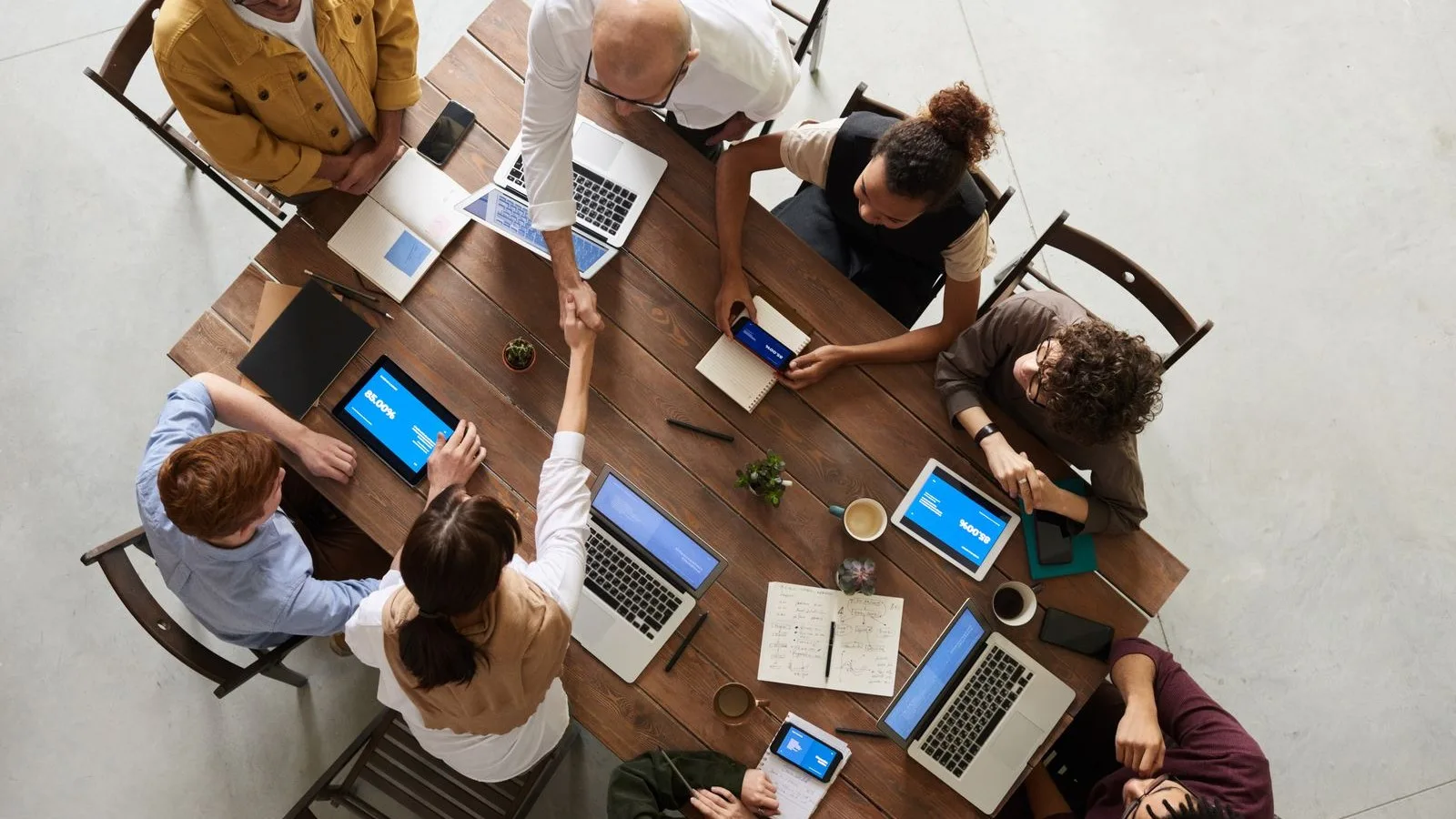 Team vid laptops i kontorsmiljö som illustrerar VPN för företag, säker fjärråtkomst och policy för distansarbete