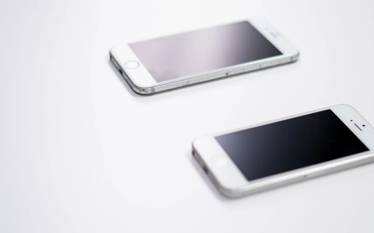 Två iPhones på ljus bakgrund som illustrerar VPN för iPhone, iOS-säkerhet och privat surf