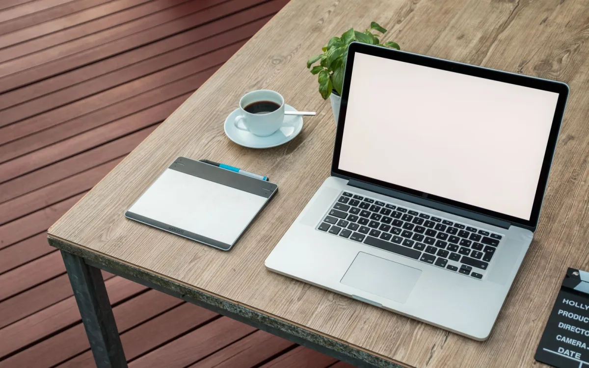 MacBook på skrivbord som illustrerar VPN för Mac, säker uppkoppling och privat surf