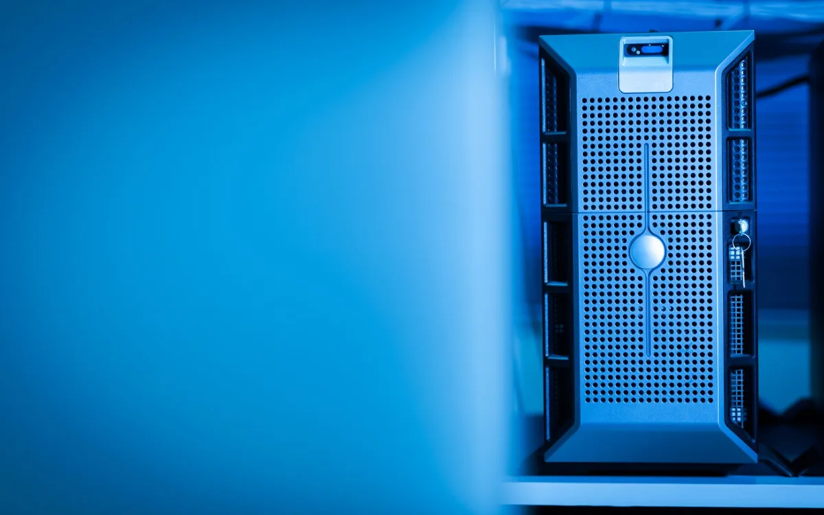 Serverutrustning i ett datacenter, en relevant illustration för VPN-protokoll, krypterade tunnlar och nätverksteknik