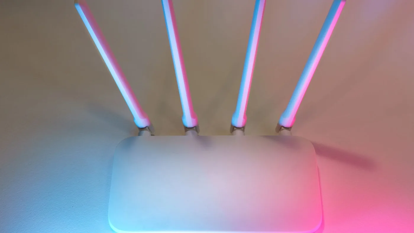 Vit WiFi-router med antenner som illustrerar VPN på router i ett hemnätverk