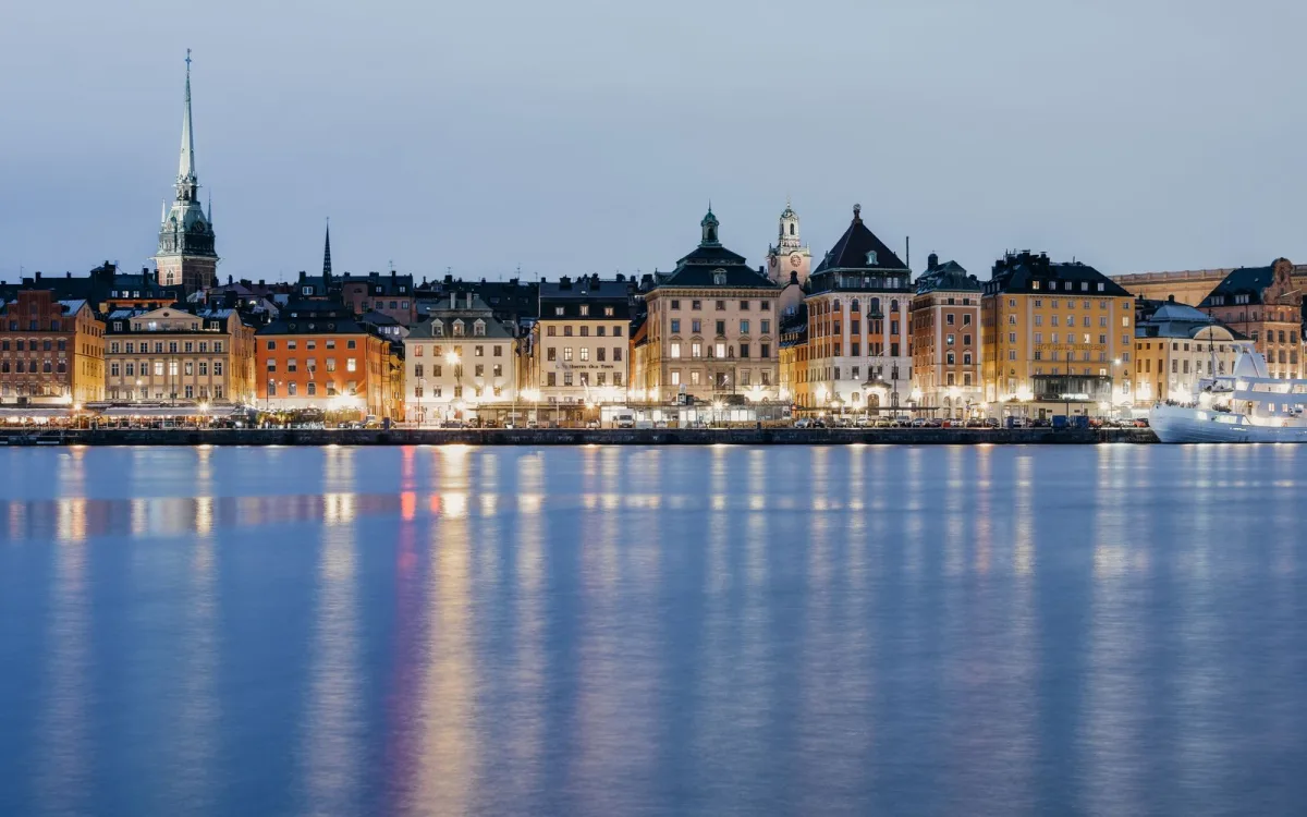 Stockholm och svenskt stadsljus som illustrerar VPN Sverige och svenska VPN-servrar