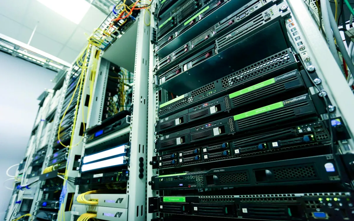 Serverrack och nätverkskablar som illustrerar VPN för torrent och P2P-trafik